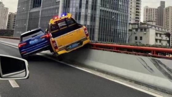 上海交警：兩車“鬥氣”碰撞致一車騎跨高架護欄，無人員受傷