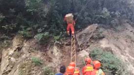 四川汶川泥石流致道路衝毀，消防運送物資、搭建繩索轉移群衆