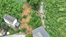 重慶雲陽縣平安鎮龍塘社區發生山體滑坡阻斷道路