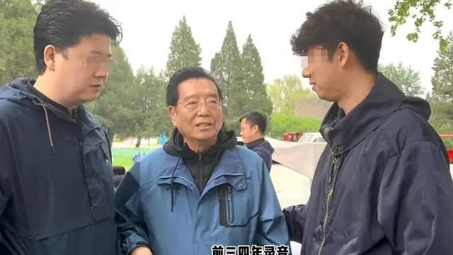 84歲李雙江身形佝僂！走路不站穩需人攙扶，夢鴿陪兒子許久未露面