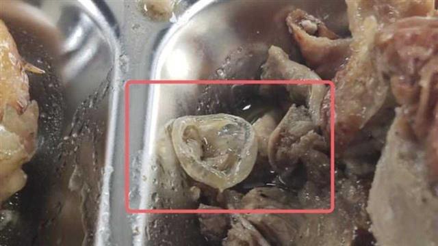 廣州一職校食堂喫出膠制異物？校方：系鴨子眼球膜