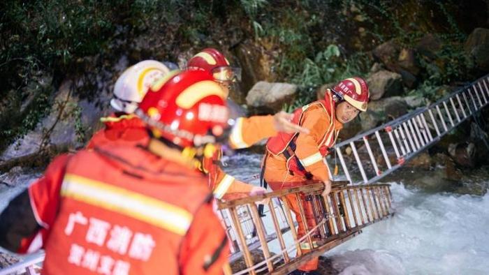 廣西賀州8名遊客因暴雨突發山洪被困 消防緊急營救