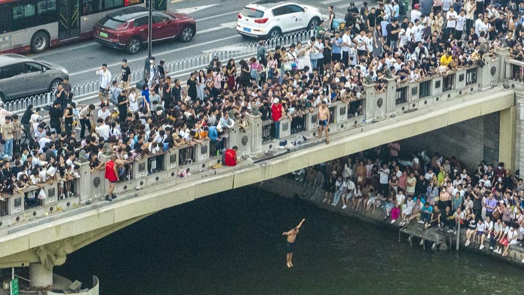 “天津跳水大爺”退出獅子林橋跳水，該橋將維修改造