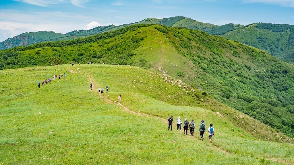 中秋國慶長假“高山漫步”走紅 徒步客群漸趨年輕化