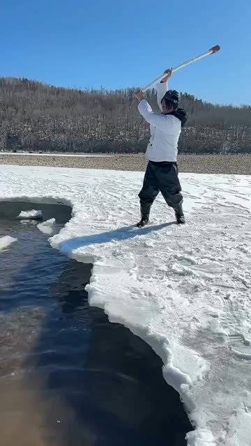 一榔頭下去差點掉河裏