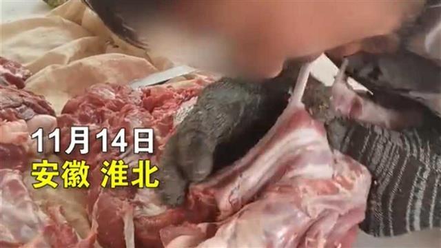 員工用嘴剔肉店主稱是幾十年老手藝 市監局：系搞噱頭擺拍