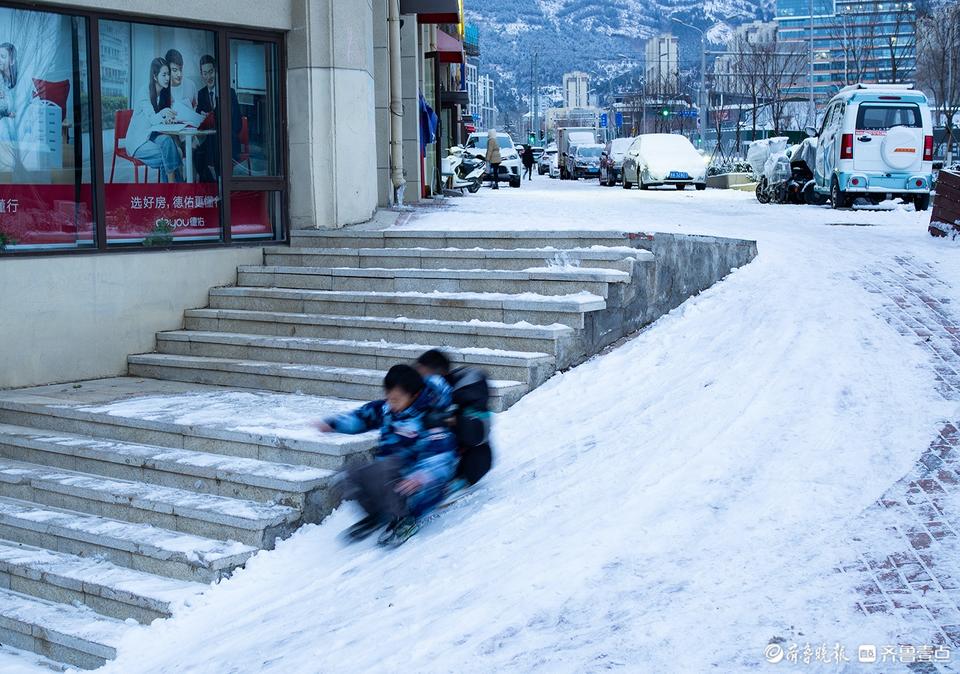 街邊拐角滑雪的孩子