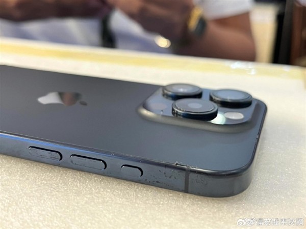 蘋果品控跌落神壇！多名用戶稱iPhone 15 Pro做工差：後蓋溢膠明顯