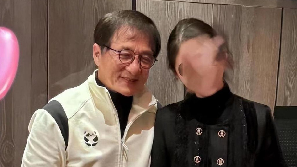 69歲成龍私人酒局照曝光，喝茅台滿臉通紅，與美女合影姿勢引爭議