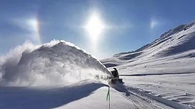 新疆喀納斯景區繼續疏通雪阻道路 保障賈登峪區域92人離开山區