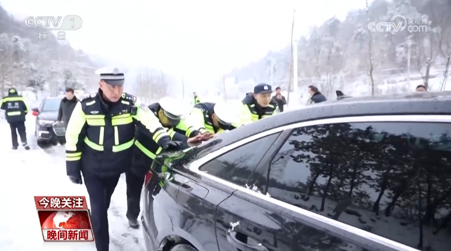 一雙雙援手 溫暖雨雪下的回家路