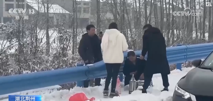 冰雪中的暖心時刻：房車變身移動“補給站” 溫暖返鄉路