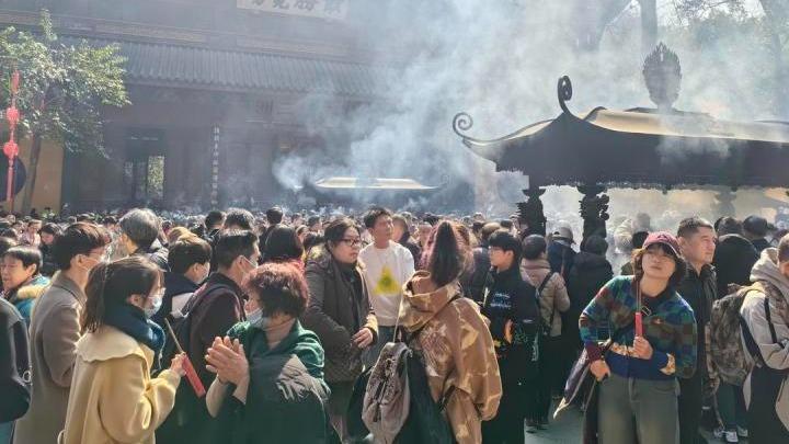 大年初一“祈福忙” 杭州靈隱寺因“人從衆”登上熱搜