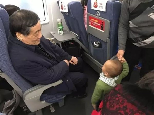 “布鞋首富”宗慶後70歲後還坐二等座經濟艙：宗馥莉曾稱宗慶後是神一樣的存在