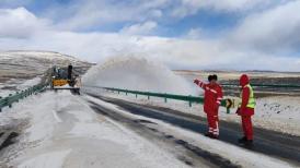 青海南部持續降雪 多部門聯合开展清雪除冰作業