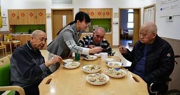 “銀發族”爲何熱衷跨城養老？老齡產業迎黃金發展期