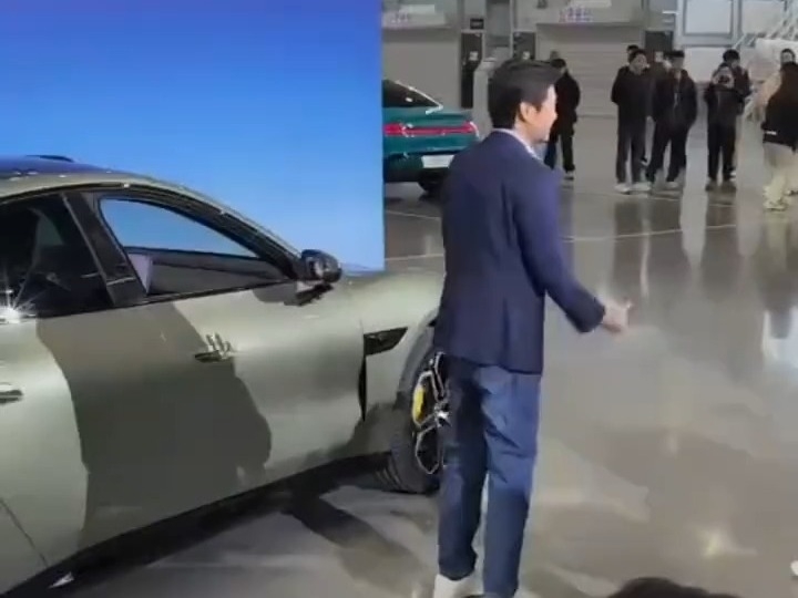 首批小米汽車在北京交付，雷軍親自爲車主开車門