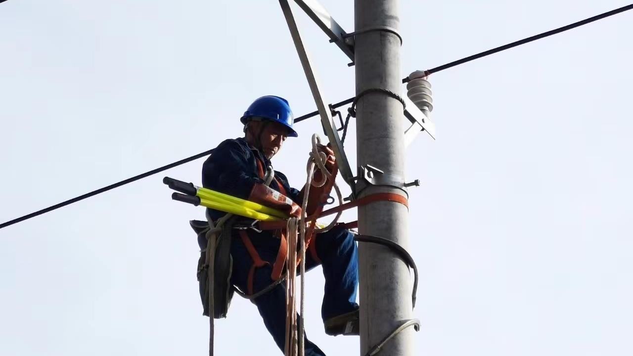 強對流天氣致甘肅兩地60條供電线路故障 經搶修現已全部恢復