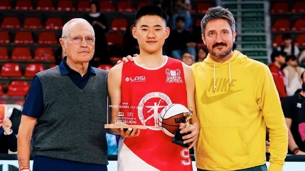 轟32+8奪冠+MVP！中國男籃18歲新星留洋閃耀，意大利主帥爲他頒獎