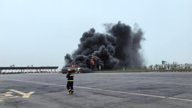 天津濱海新區兩輛罐車發生交通事故後起火 1人受傷送醫