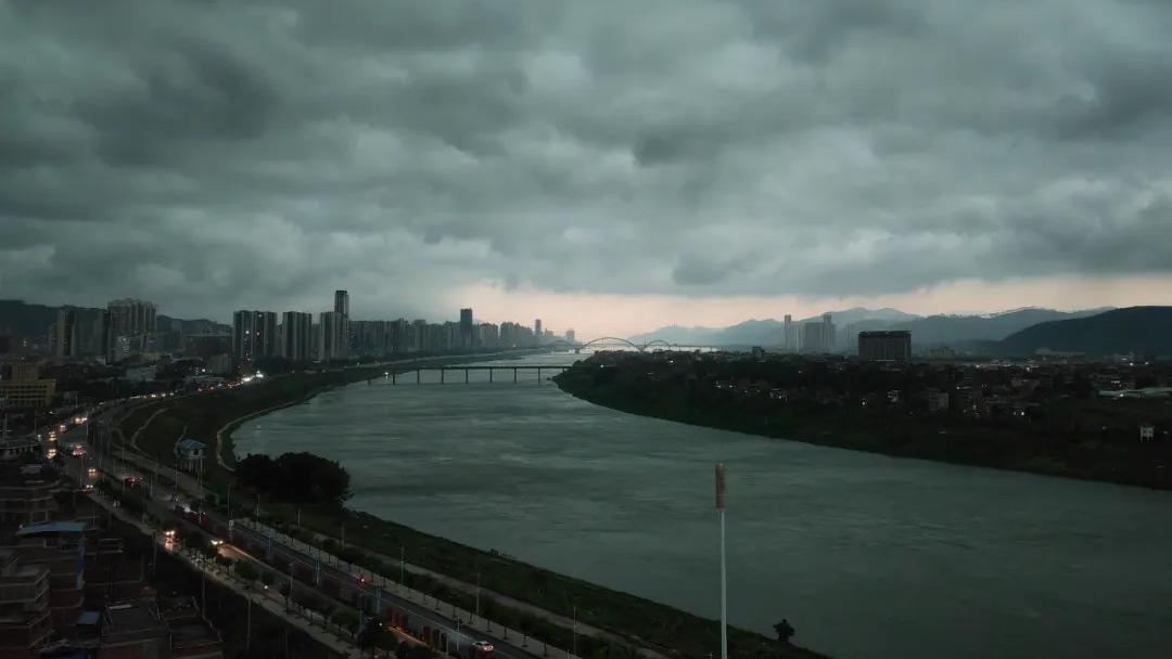 廣西梧州三地發布暴雨紅色預警 強對流天氣仍將持續