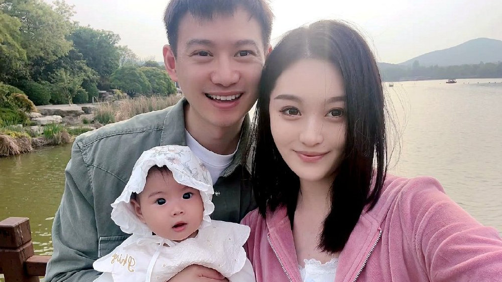 溫馨有愛！國乒名將曬一家三口全家福，妻子美女兒萌無愧人生贏家