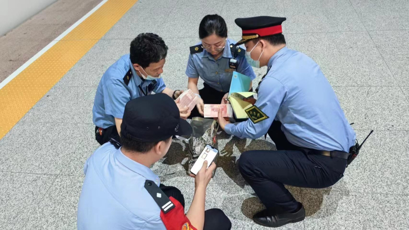 “還好有你們……”乘客高鐵上遺落15萬現金 列車長幫尋回