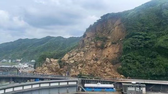 台灣基隆山體滑坡波及多輛汽車 被困人員已全部救出