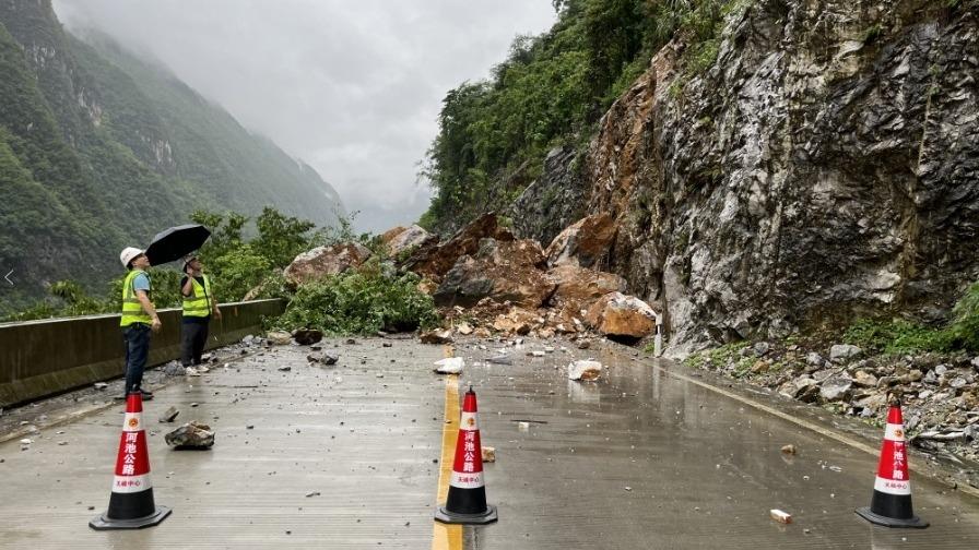 強降雨導致廣西天峨公路上邊坡塌方 交通中斷