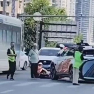 無人駕駛出租車武漢街頭撞倒行人? 百度回應