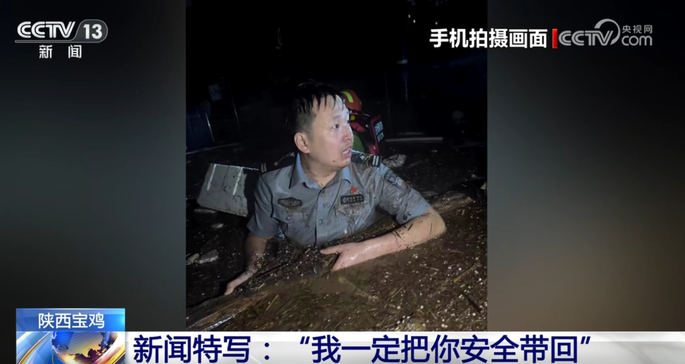 “我一定把你安全帶回”！民警在深水中救人一幕感動衆人