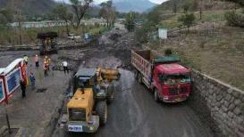 甘肅武威一地因強降雨導致土方滑落 公路部門緊急搶通