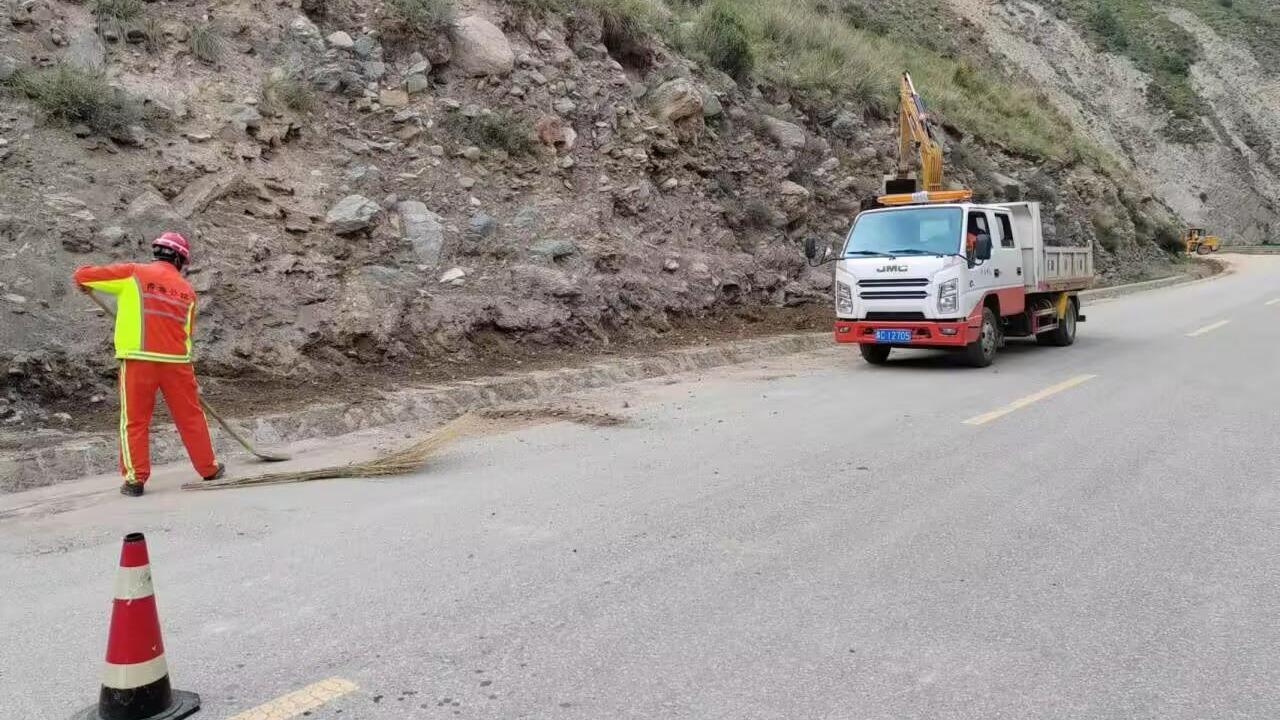 青海受泥石流影響路段陸續恢復通行