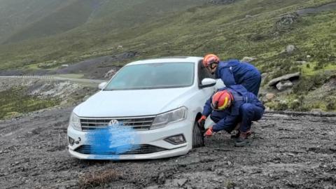 青海海東市因山體滑坡被困的車輛已轉移至安全區域