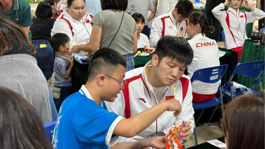 太逗了！粉絲大喊樊振東，謝瑜在身後拉住小胖：別喊啦是我的