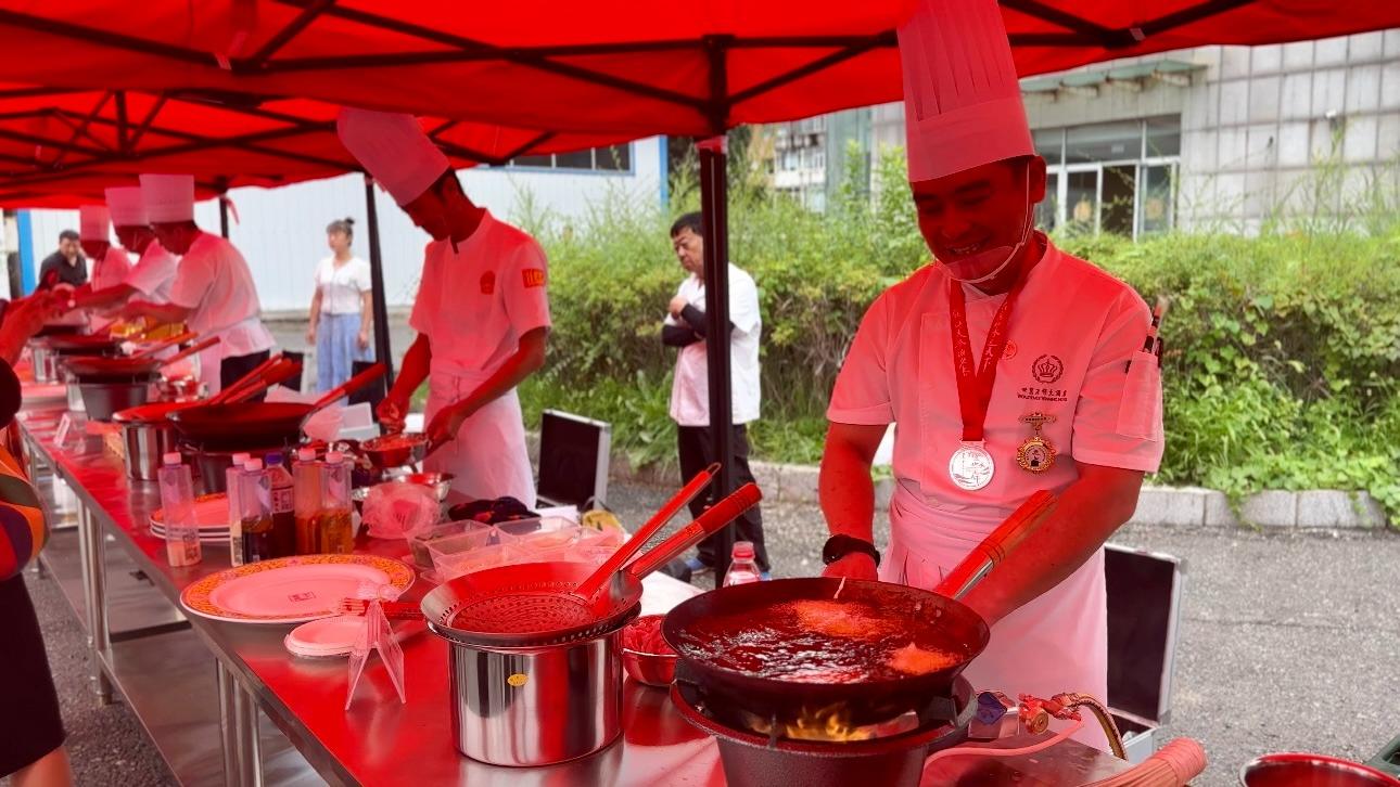 鍋包肉裏“烹出”人生高光時刻