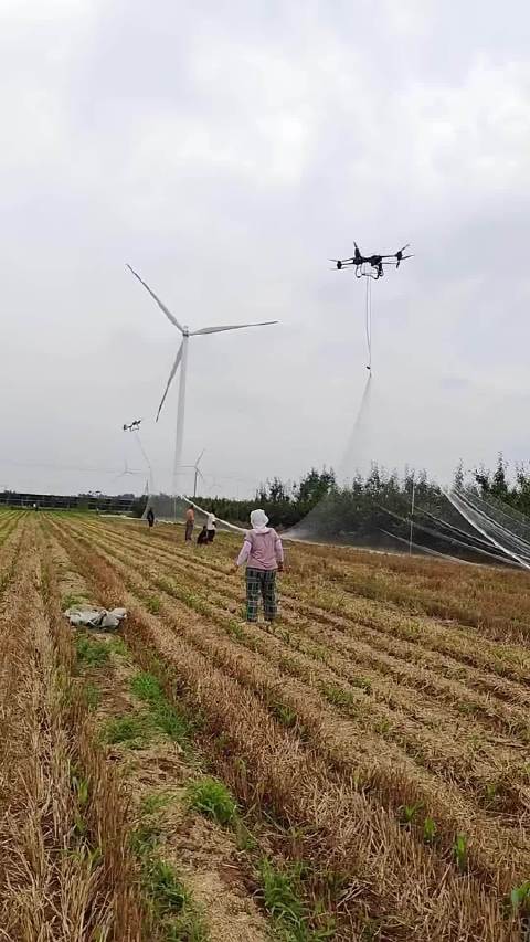 無人機架網，這角度我還以爲掛風力發電了呢