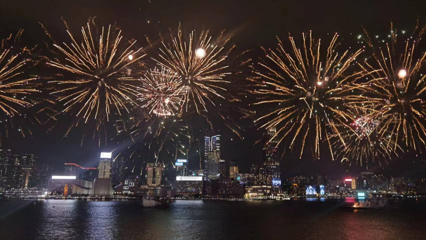 香港舉行國慶煙花匯演 慶祝中華人民共和國成立75周年