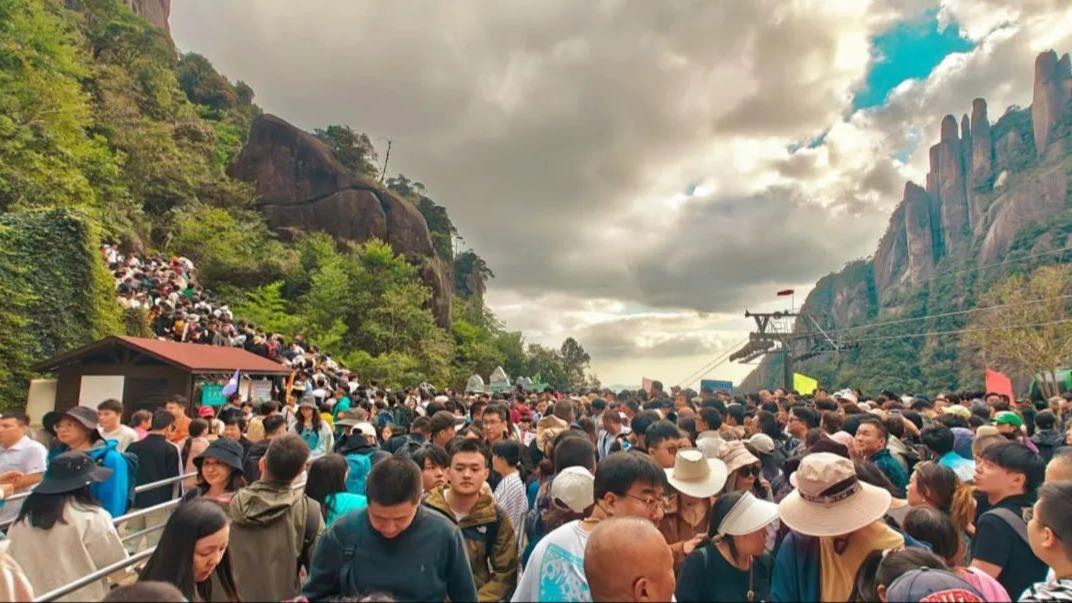 三清山遊客冷風中排隊齊喊退票！景區：已安全下山