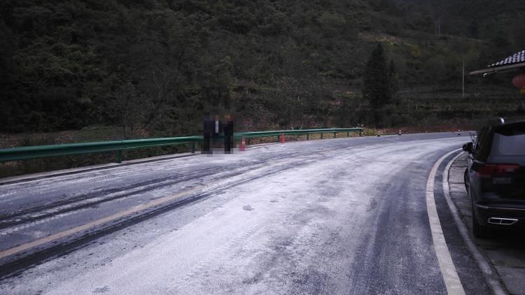 陝西一消防車在山路意外側翻 當地村民講述救援經過