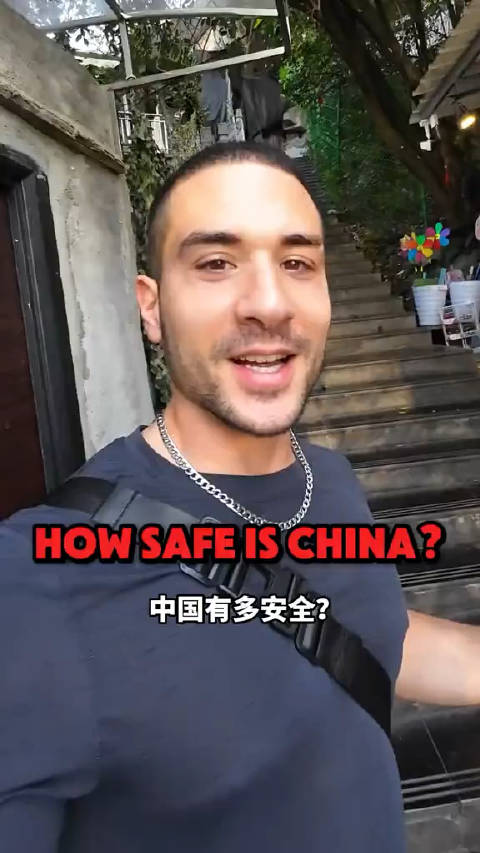 一位意大利小哥在中國旅行，說中國很安全，隨後來到一家無人小店…