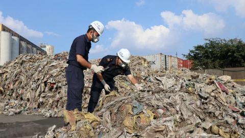 貨物中夾雜大量廢舊編織袋 防城海關查獲一批“洋垃圾”