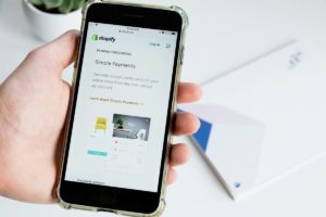 Shopify 財報優、看旺購物季商機，股價飆二成