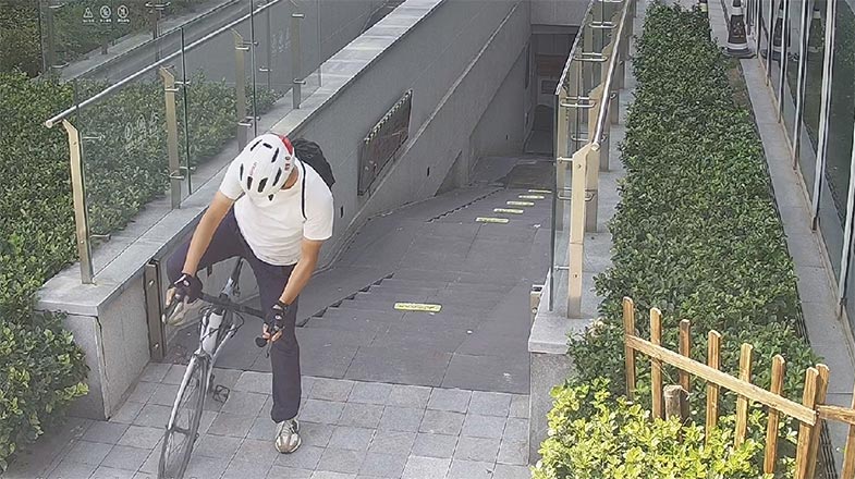 看到近萬元的公路自行車積灰，男子盜車狂飆17公裏被抓