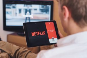 Netflix 穩居串流霸主，分析師目標價喊到 1,100 美元