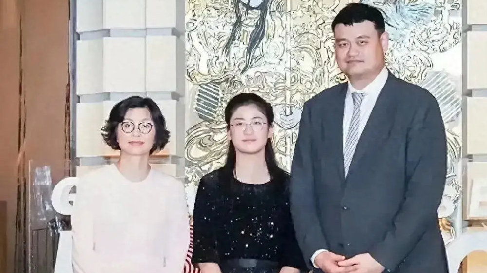 姚明女兒姚沁蕾長成了大姑娘，身高超過媽媽葉莉，氣質靚麗高雅