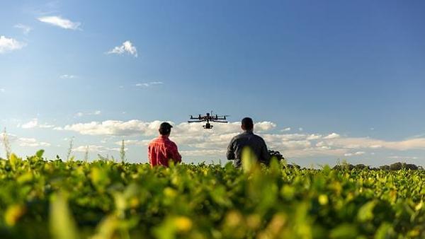 低空經濟“加速起飛”催生無人機“飛手”考證熱，人才供需如何適配？