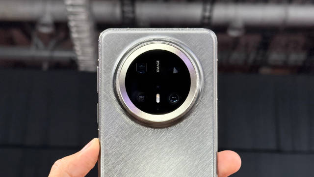 Mate70 系列現場上手：非凡大師的白色其實不是白色