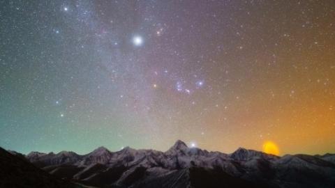 宇宙級浪漫！貢嘎雪山、獵戶座、“火箭雲”同框