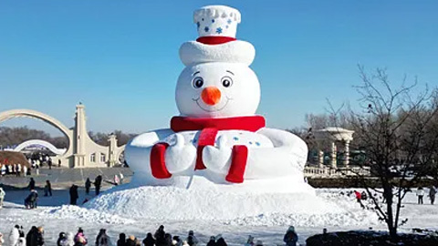 小禮帽+紅圍巾 爾濱“流量擔當”網紅大雪人回歸